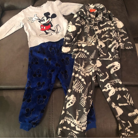 2 Fleece Pyjamas Mickey Mouse and Dinosaurs